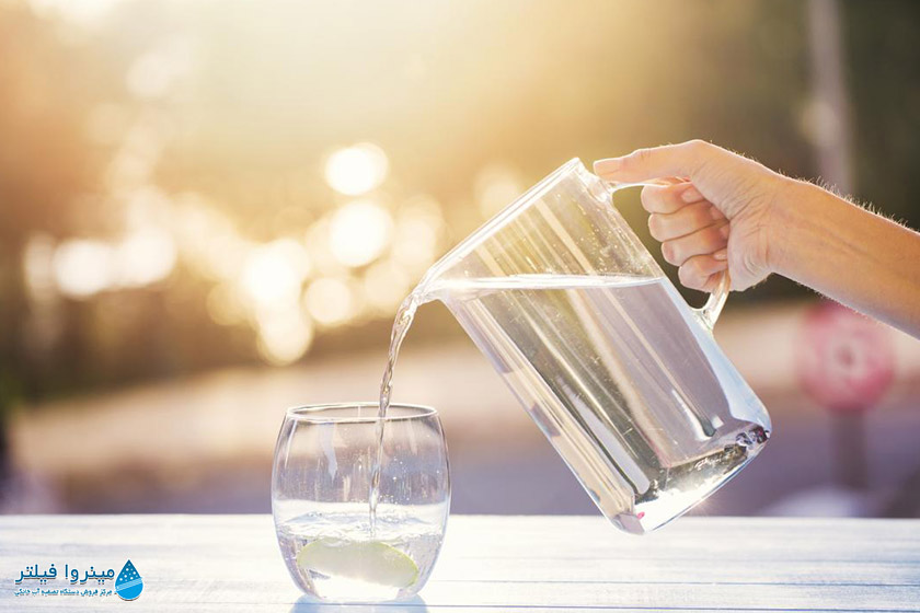 آداب صحیح نوشیدن آب کدام است؟