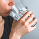 آیا نوشیدن آب به درمان آکنه کمک می‌کند؟