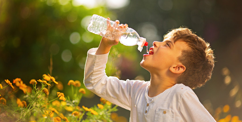 اهمیت نوشیدن آب سالم برای کودکان
