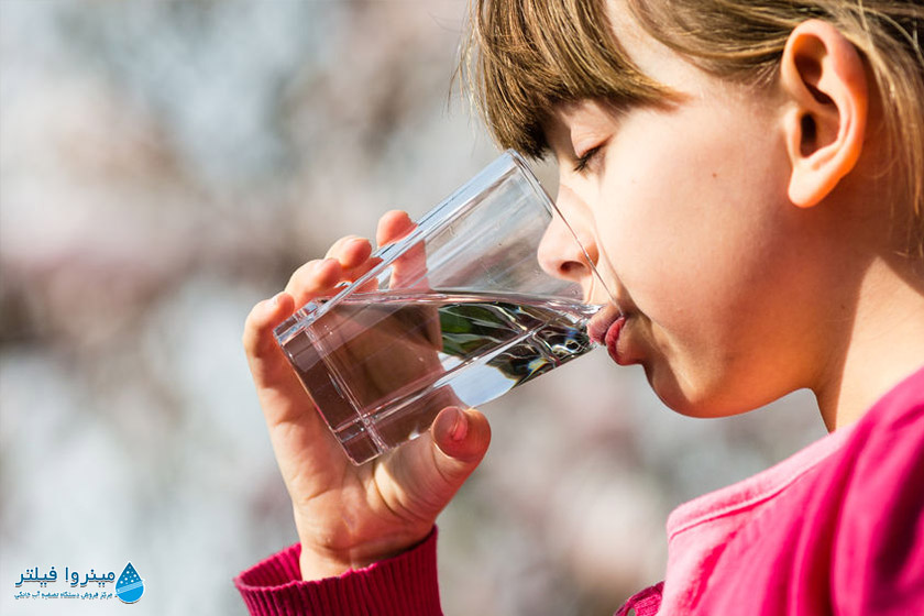 اهمیت نوشیدن آب سالم برای کودکان