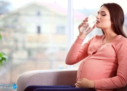 یک خانم باردار چقدر باید آب بنوشد؟